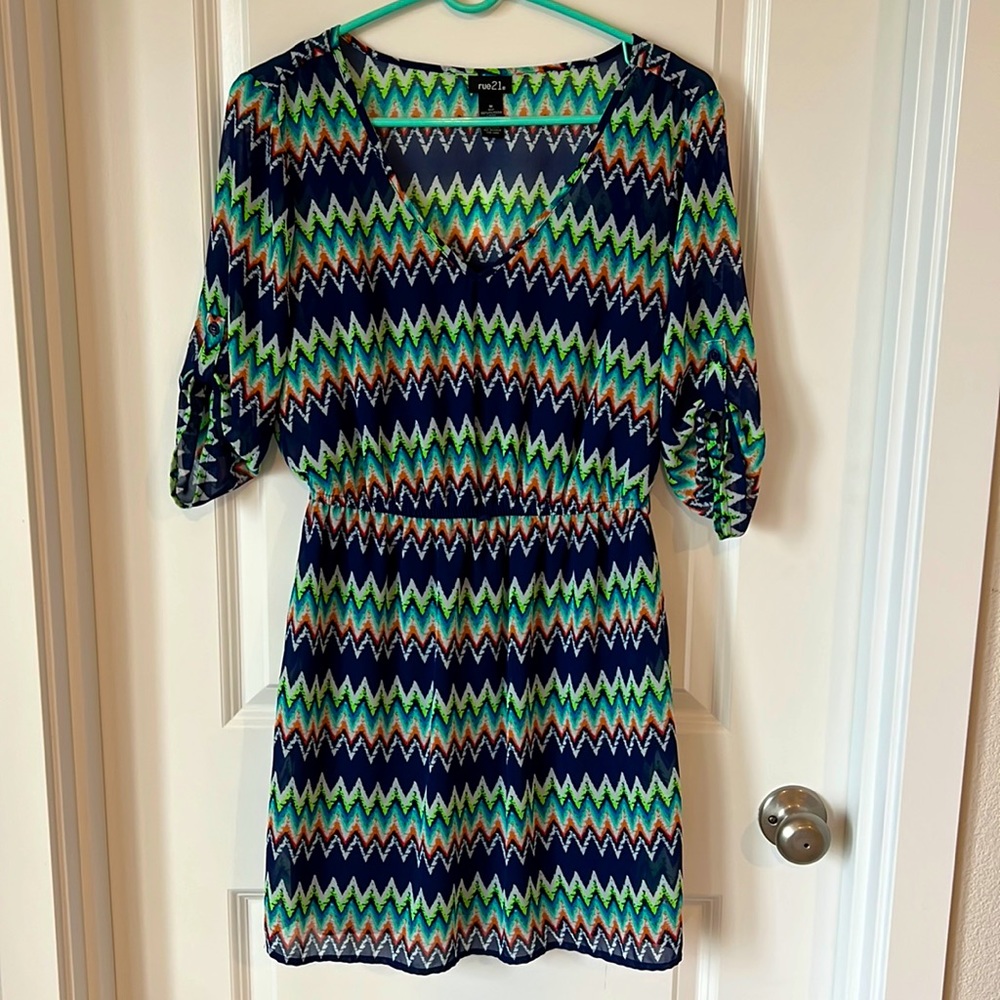 Adorable Rue 21 mid dress with 3/4 sleeves.
